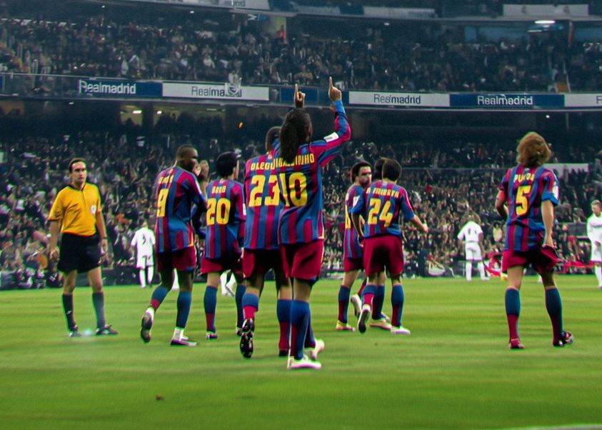 As redes sociais de Ronaldinho publicam fotos de sua vitória no Bernabéu há 20 anos para aquecer o El Clasico