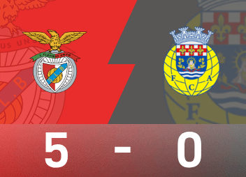 Reportagem do jogo da Superliga portuguesa: hat-trick de Pavlidis, Benfica venceu Aroka por 5-0