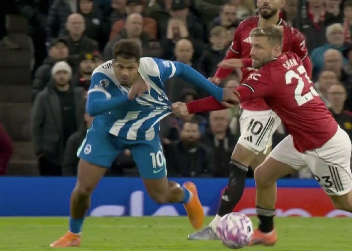 Oficial da Premier League: O contato ilegal de Luke Shaw com Rutte foi mínimo, então o gol é válido