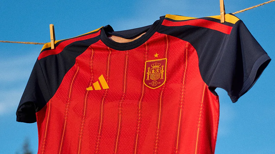Adidas lança o uniforme da seleção espanhola para a Copa do Mundo, que será revelado nas eliminatórias da Copa do Mundo deste mês