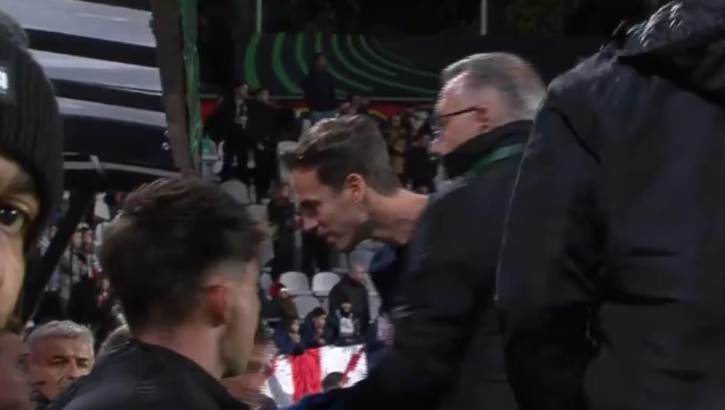 Mídia espanhola: O técnico Rayo Vallecano brigou com seus jogadores e a UEFA Champions League não compareceu à coletiva de imprensa depois