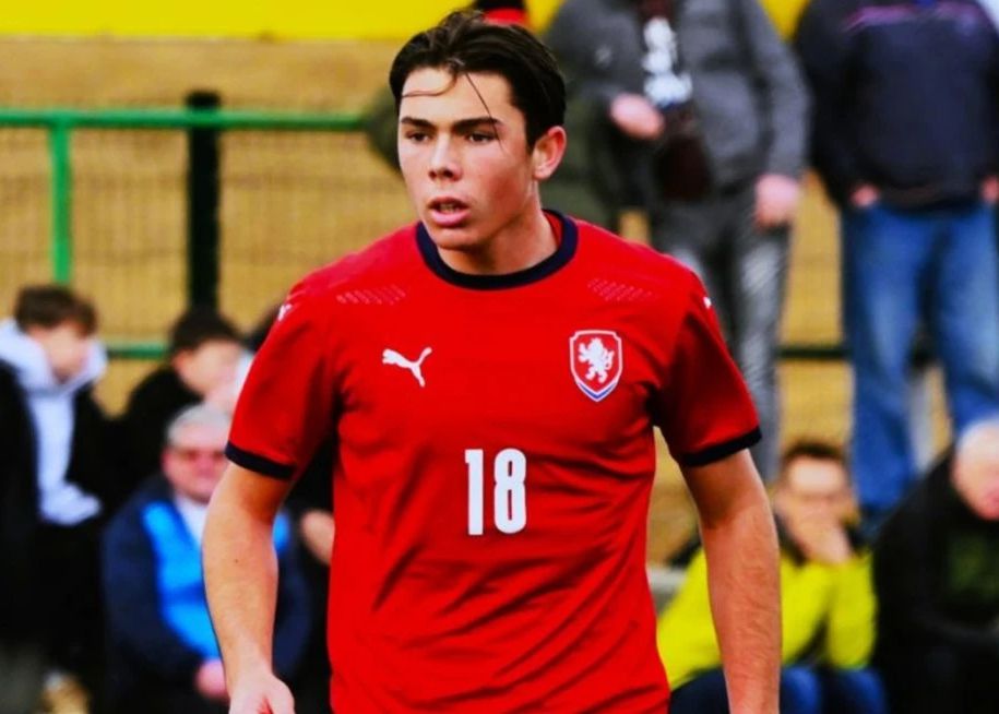 Representando a República Tcheca Sub-19, o filho de Buffon marcou três gols na fase de qualificação para o Campeonato Europeu Juvenil.