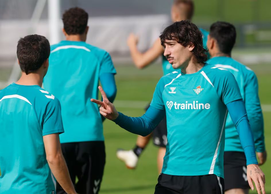 Excelente condição competitiva! O tempo de jogo de Bellerin nesta temporada foi maior do que na temporada passada