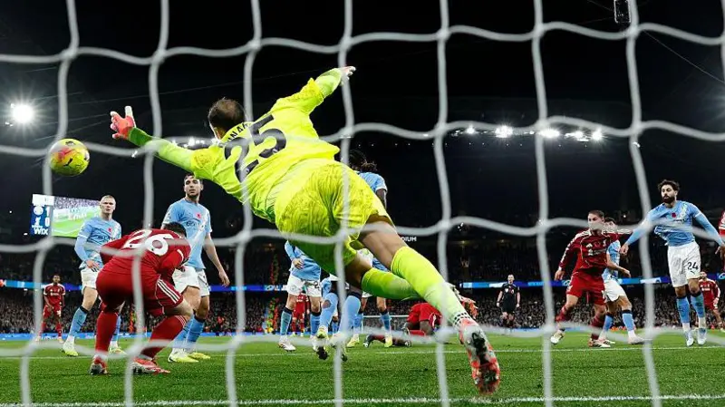 O supervisor do árbitro disse que o gol de Van Dijk era inválido: o árbitro acreditava subjetivamente que a interferência de Robertson não era inadequada.