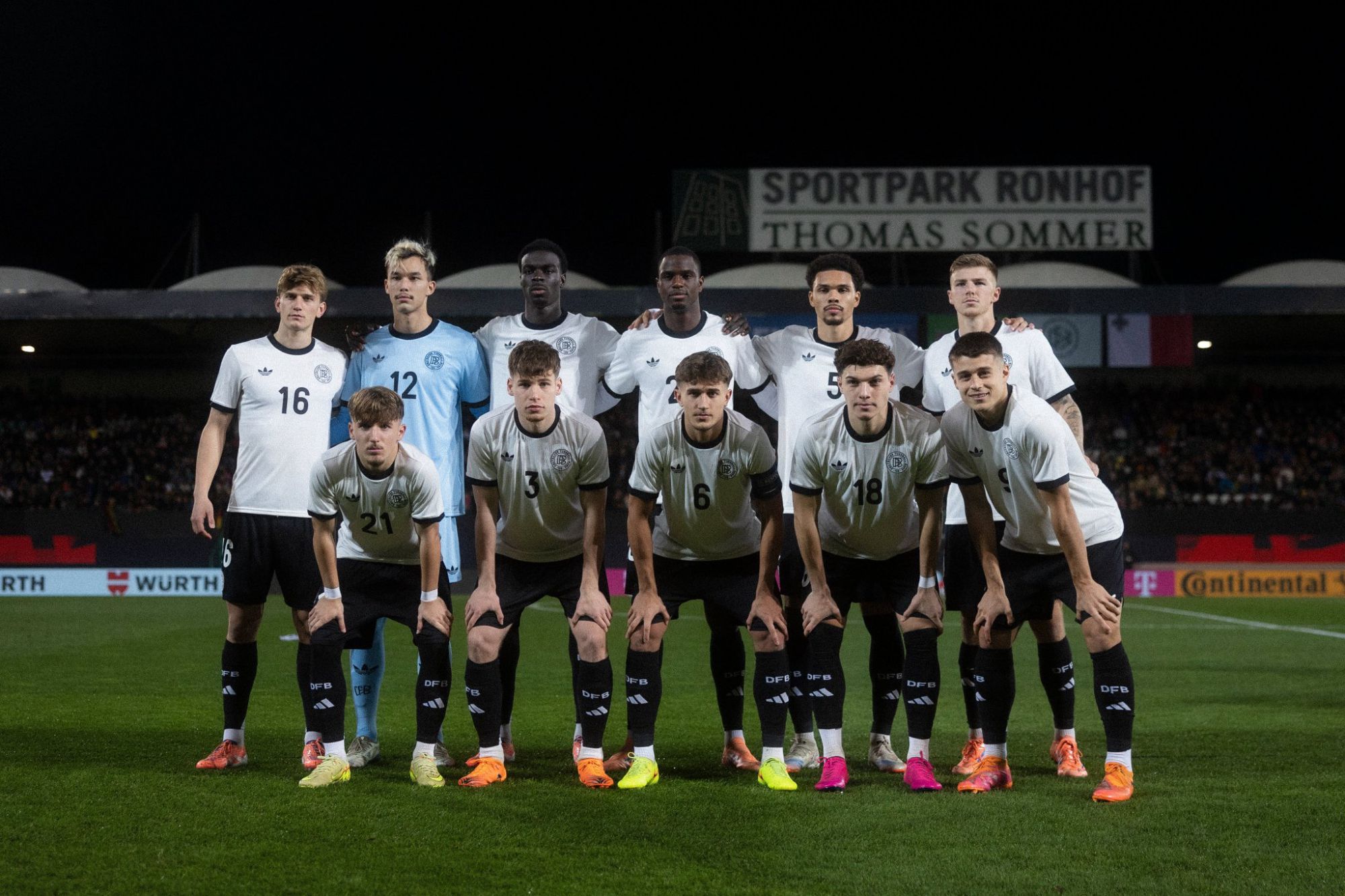 🎩Depois de usar o boné, deixe todo o time assinar a bola. Bischoff: Aprendi isso com Kane