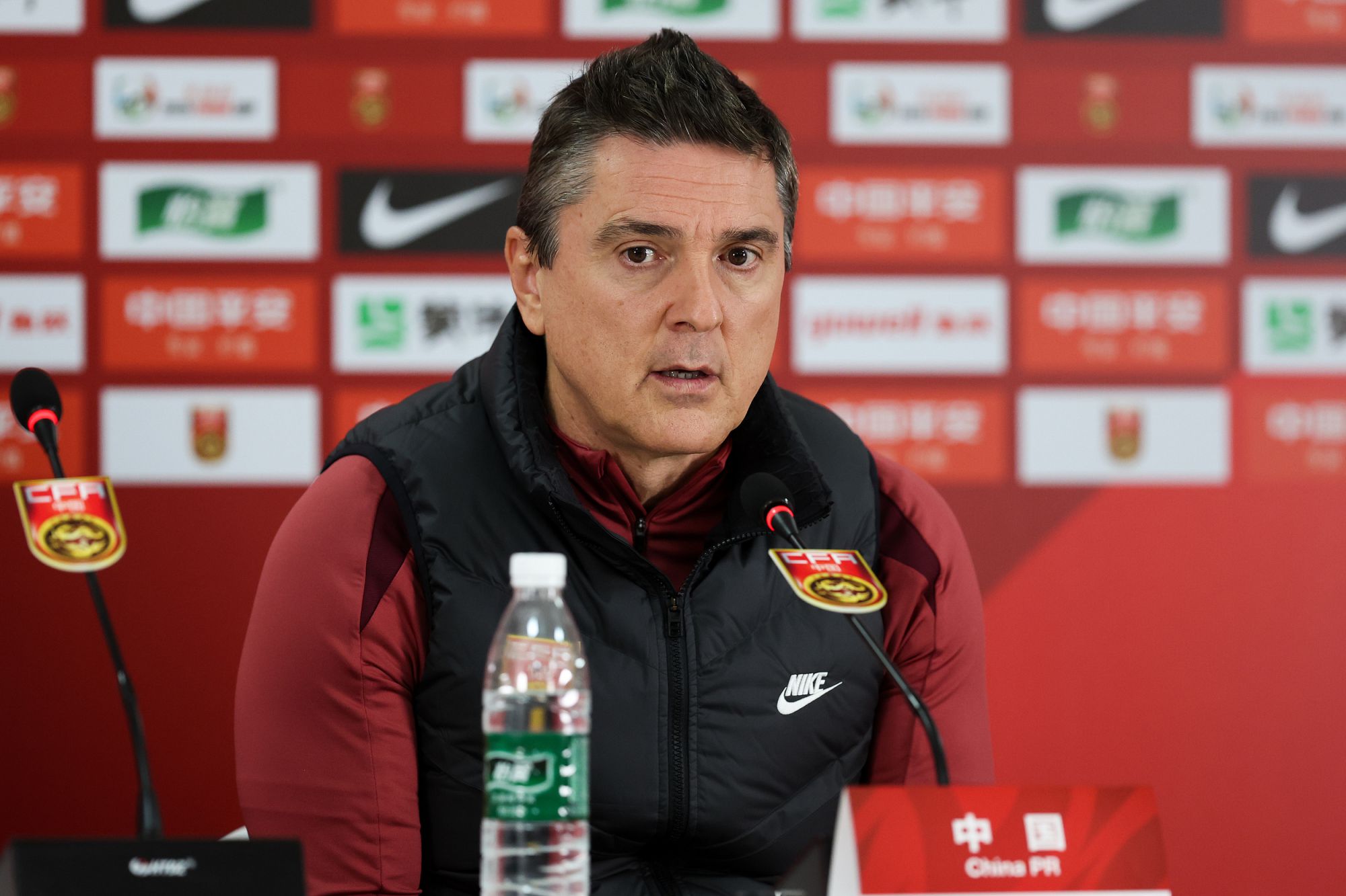 Antonio: Quando descobri Bayholam, ele ainda jogava como zagueiro central; Eu mantive os jogadores longe de comentários externos