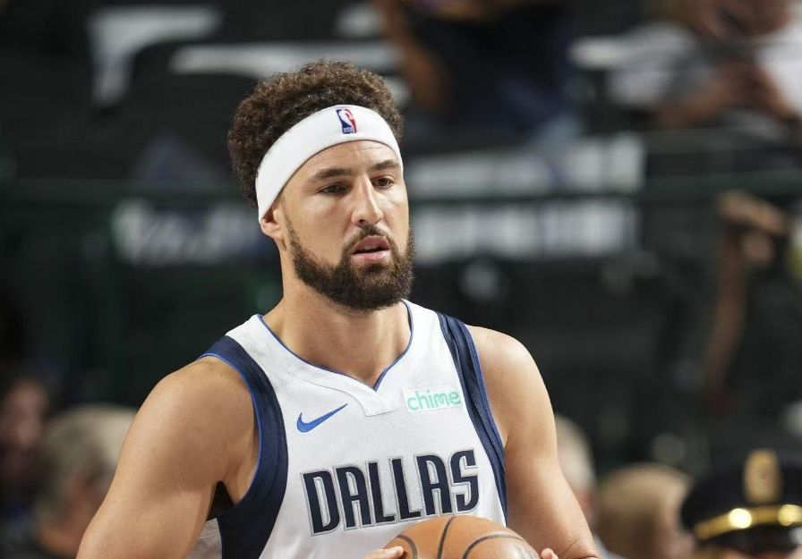 A prometida garantia de primeiro lançamento acabou! Klay faz primeira aparição como reserva na carreira do Mavericks