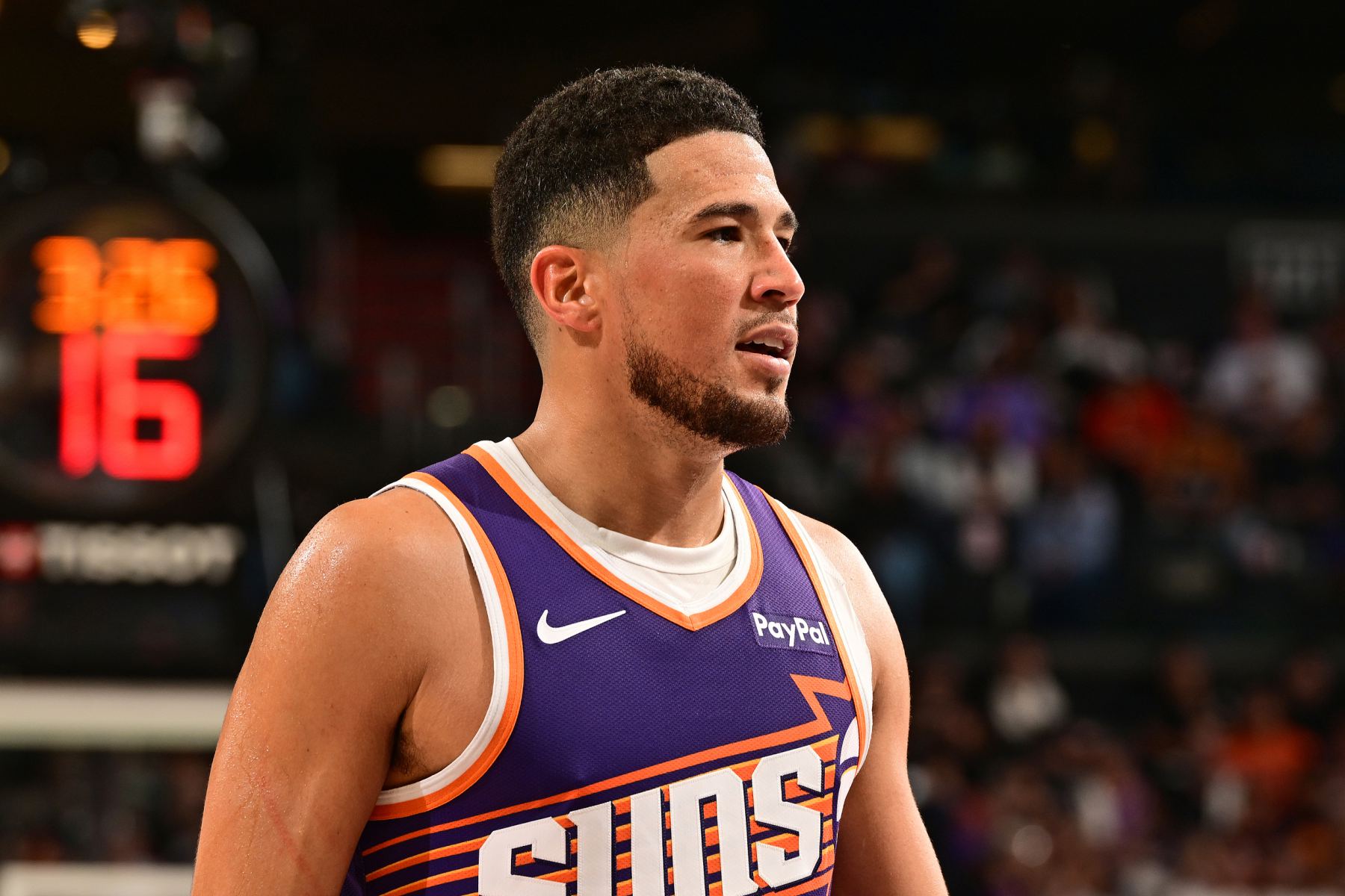 Booker marcou 17 pontos em um único quarto, ajudando o Suns a reduzir a diferença de pontos para 9 pontos no quarto período.