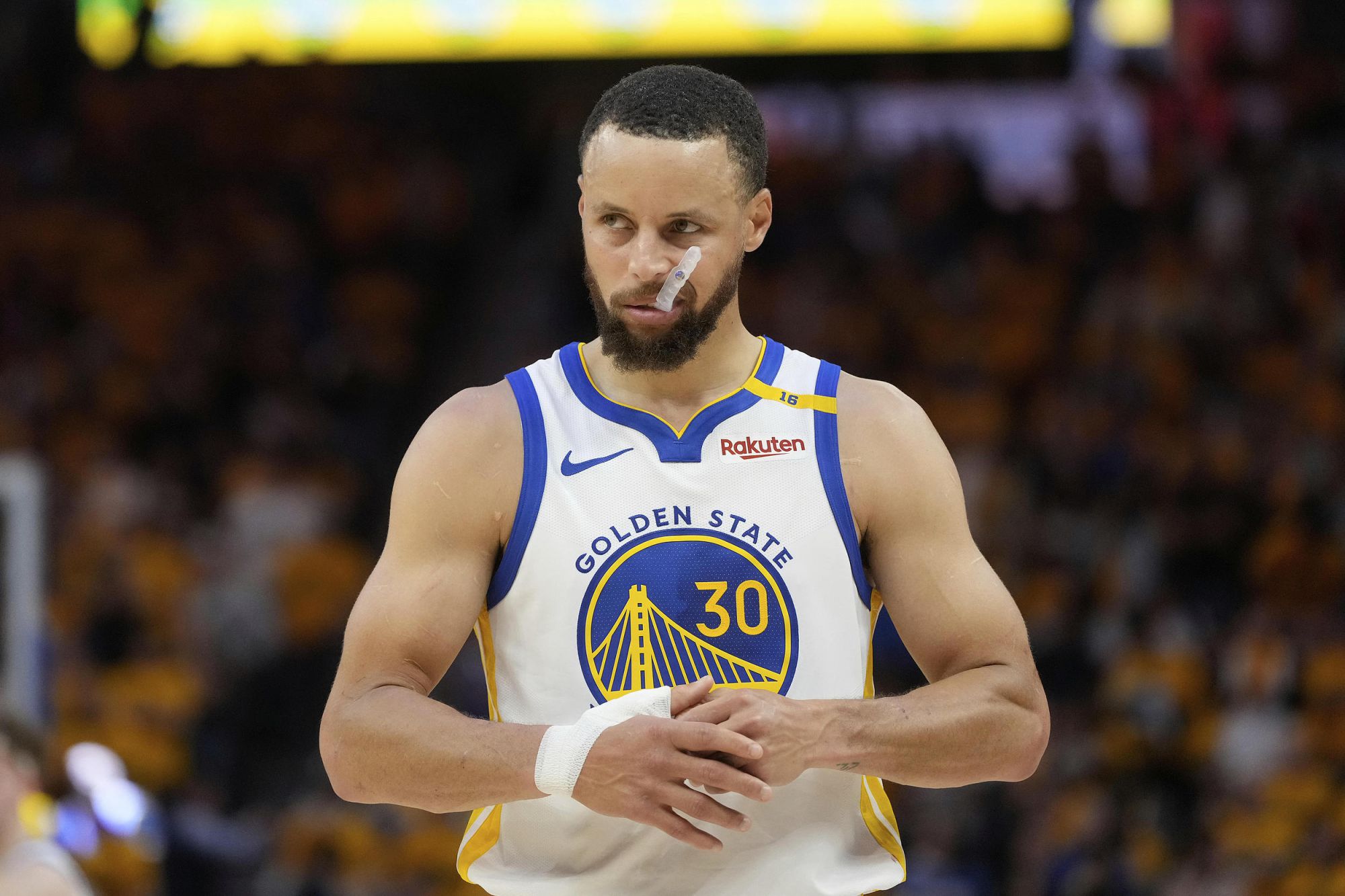 A sensação de controlar a bola é quente! Os Warriors acertaram 7 cestas de três pontos no primeiro quarto, acertando 63,6% na faixa de três pontos