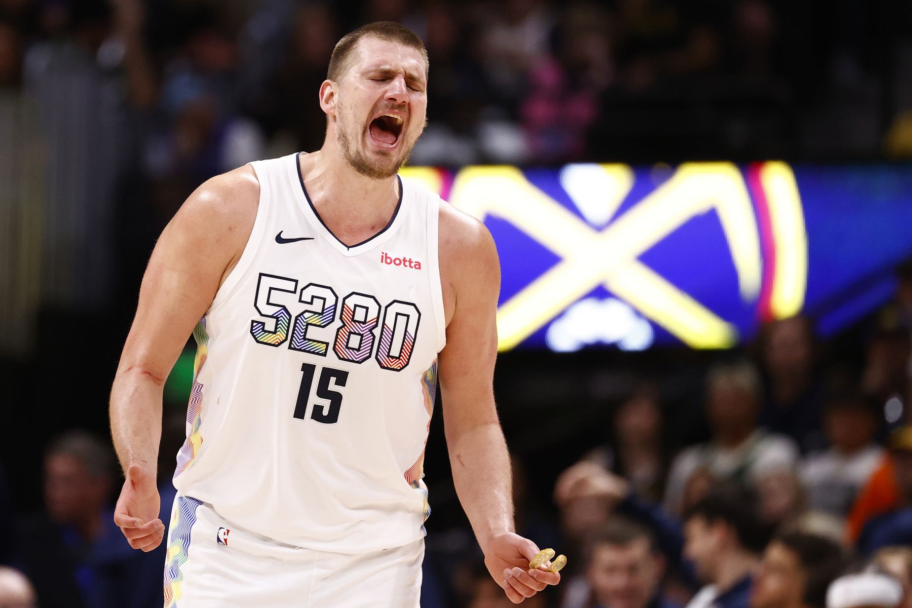 Comovente! Jokic marcou 55 pontos sozinho, e os cinco titulares dos Clippers totalizaram 54 pontos.