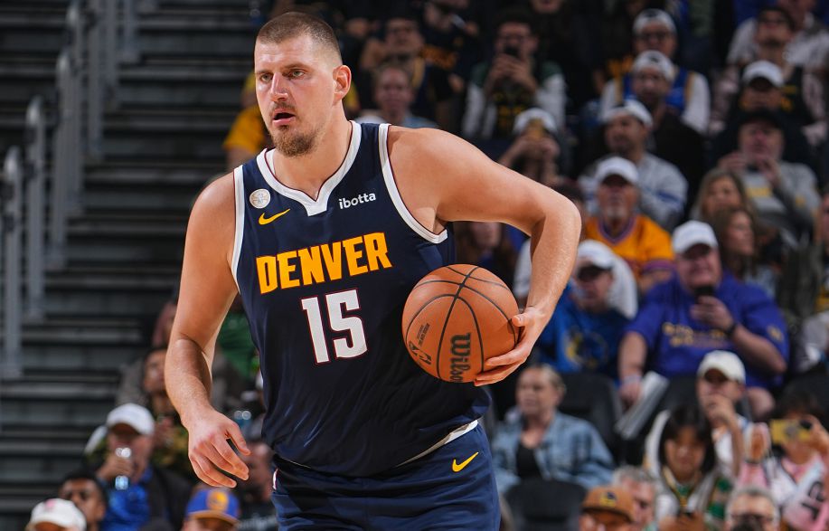 Acabe com a maldição! Jokic marcou 50 pontos e levou o time à vitória pela primeira vez. Eles haviam perdido as três vezes antes.