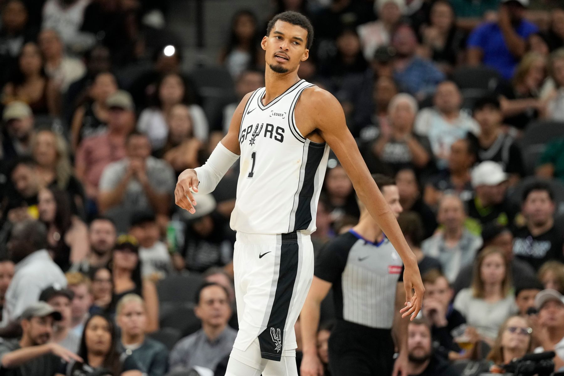 Bunyama contribuiu com um triplo-duplo e cometeu 8 erros. A seqüência de três vitórias consecutivas do Spurs terminou.
