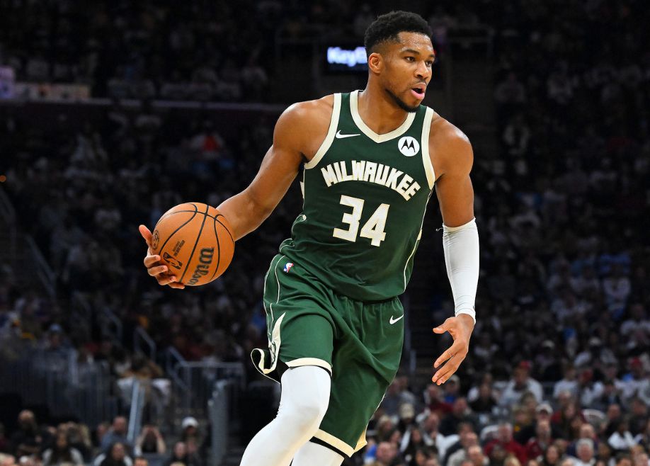Antetokounmpo teve 0 assistências no intervalo, e o Bucks não marcou nenhum gol esportivo nos últimos 8 minutos do segundo quarto.