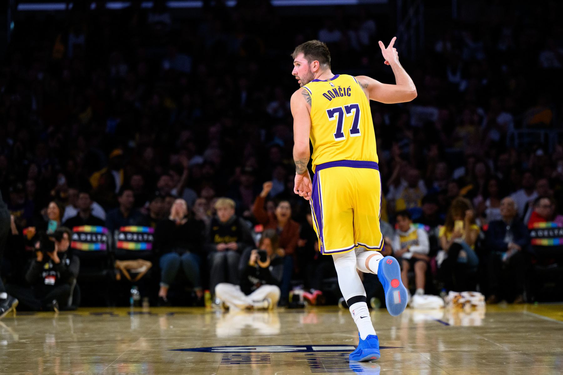 O Lakers derrotou o Bucks no intervalo! Doncic fez 21 pontos e 5 assistências, e os suplentes não perderam nenhum gol.