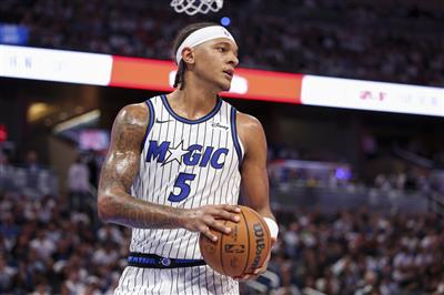 Tente o seu melhor! Banqueiro marcou 24 pontos em 7 de 21 arremessos e pegou 10 rebotes.