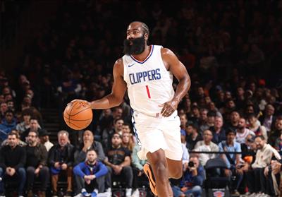 Leve e à mão livre! Harden marcou 30 pontos em arremessos de 8 de 11, 7 rebotes e 7 assistências e 5 de 6 arremessos de três pontos.