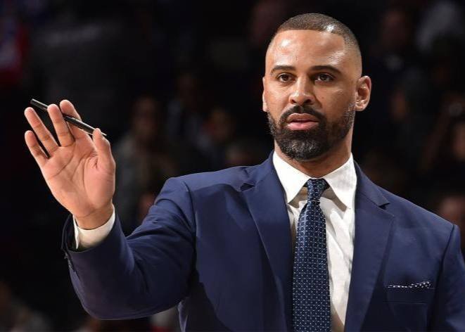 Uduka: Tem companheiros abertos em toda quadra, mas estamos forçando os chutes