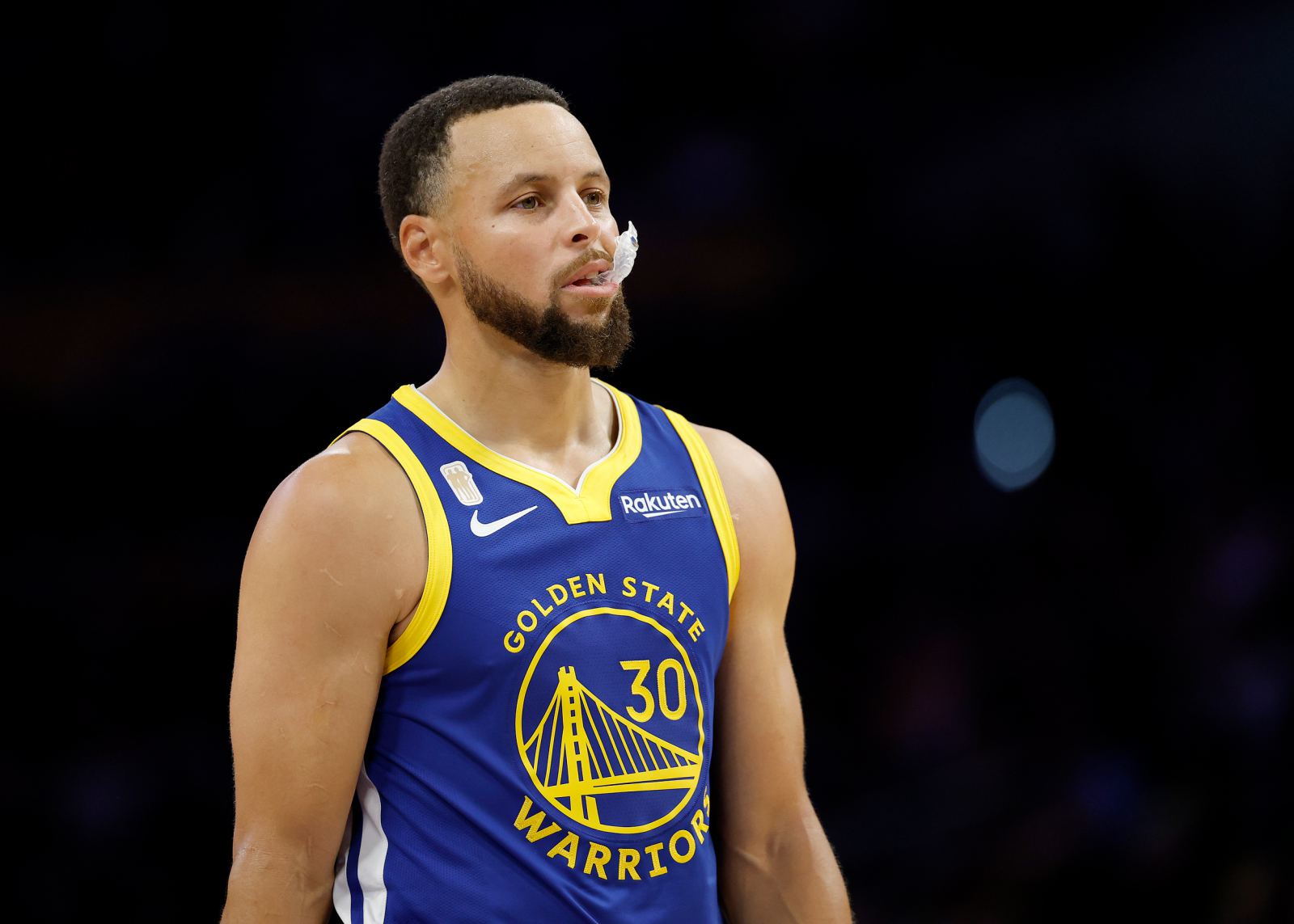 Curry marcou mais de 30 pontos consecutivos e contribuiu com 35+6+2 bloqueios, o que é difícil de suportar sozinho.