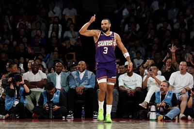 Você decide! Dillon acertou 3 de 7 cestas de três pontos no intervalo e contribuiu com 15 pontos.