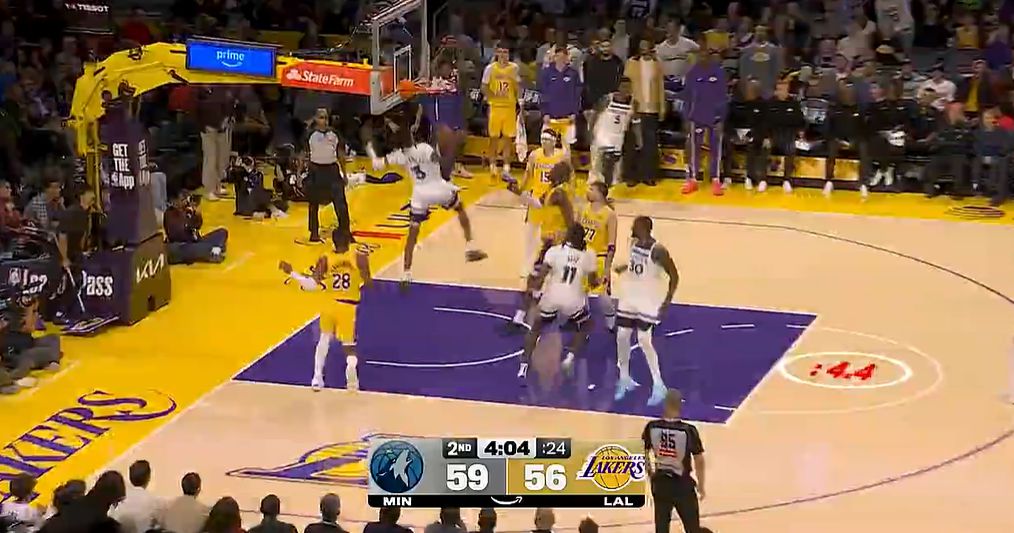 Que contraste! Os Timberwolves conseguiram uma vantagem de 10-1 nos rebotes na quadra de ataque e marcaram 18-0 no segundo ataque.