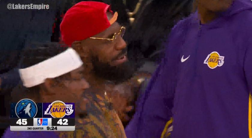 Interação ativa! James continuou se comunicando com seus companheiros na quadra e também conversou com os árbitros