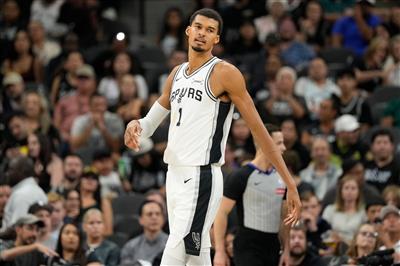 Bunyama fez 29 pontos, 11 rebotes e 9 bloqueios, mas teve um sinal de mais-menos de -12 e saiu do jogo com seis faltas.