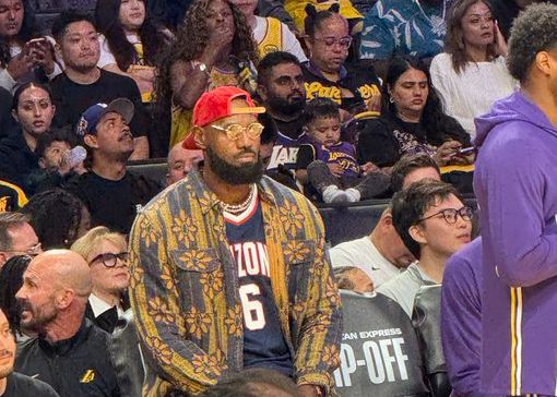 Fotos de Meji: LeBron está vestindo o uniforme universitário de seu filho mais novo, Bryce, e assistindo ao jogo do lado de fora
