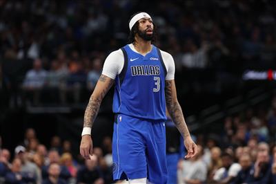 O status competitivo está aumentando! As sobrancelhas grossas marcaram 16 pontos e 8 rebotes em 6 dos 12 arremessos do intervalo.