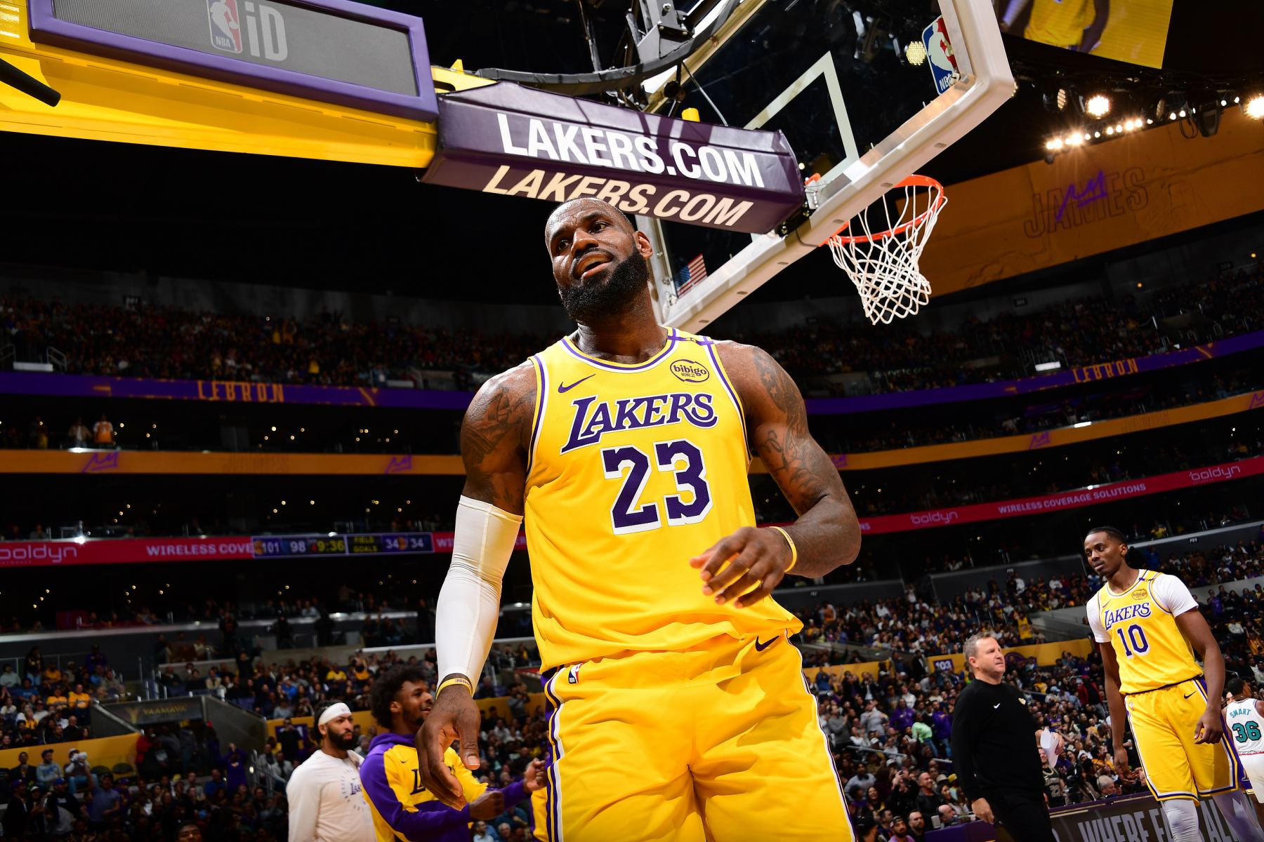 Shams: James está oficialmente autorizado a praticar e será reavaliado em 1-2 semanas