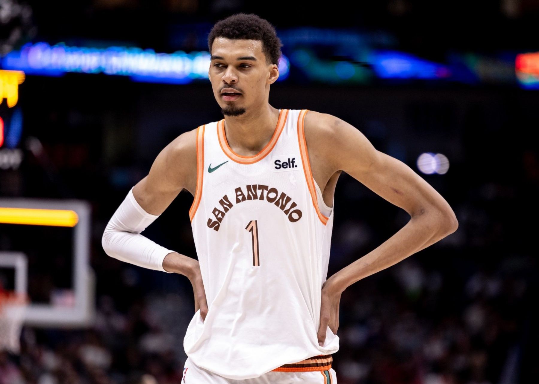 Ele foi alvo muitas vezes no local! Wenbanyama marcou 7 pontos, 3 de 8 no intervalo, 4 rebotes e 3 violações.