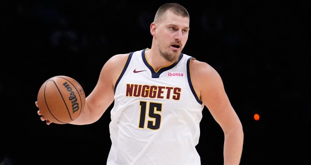 Jokic fez um triplo-duplo de 33+15+16, Gordon fez 24 pontos e o Nuggets derrotou o Heat em casa.