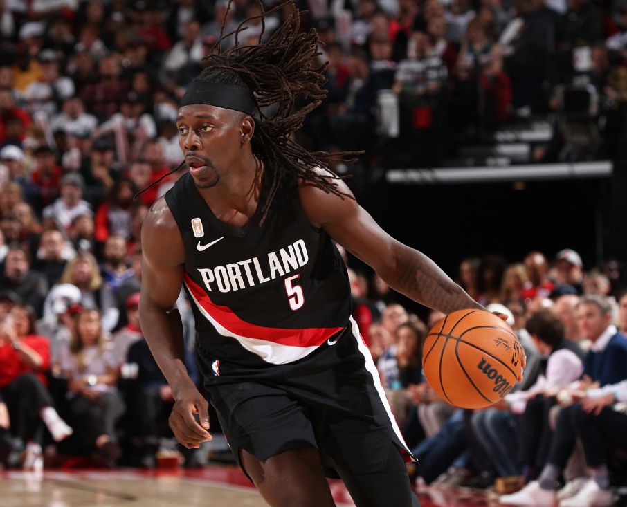 Os Trail Blazers marcaram 8 cestas de três pontos no segundo quarto para manter o placar. Holiday & Reese fez 7 de 7 de fora em um único trimestre.