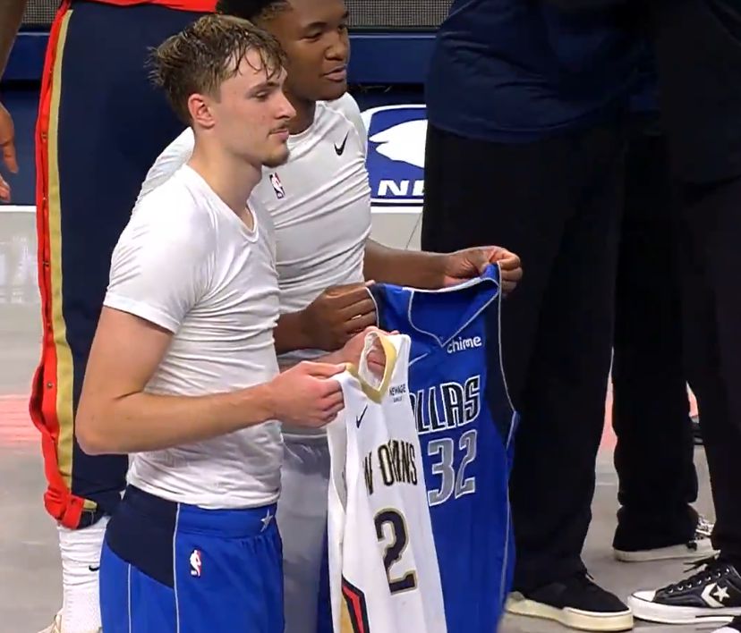 Colegas de escola! Flagg e Quinn trocam de uniforme após o jogo