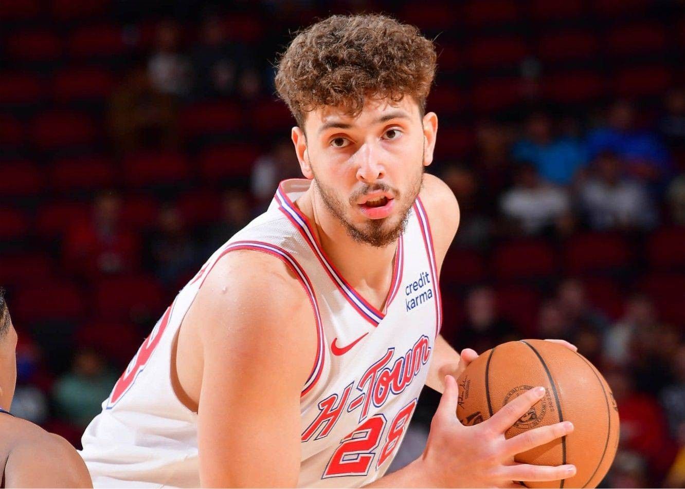 O terceiro jogador mais jovem da história! Shen Jing alcançou mais de 2.500 rebotes e mais de 1.000 assistências