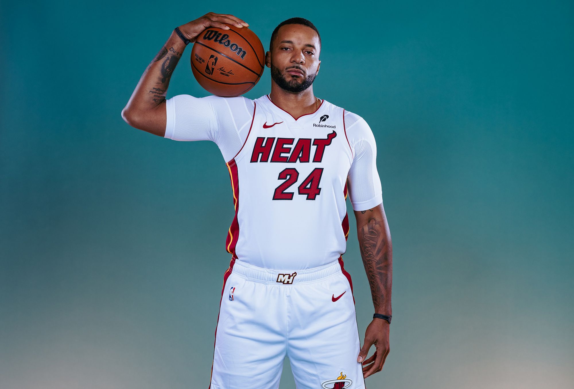 A sensação de controlar a bola é quente! Powell marcou 14 pontos em um único quarto com uma porcentagem de arremessos de 100%.