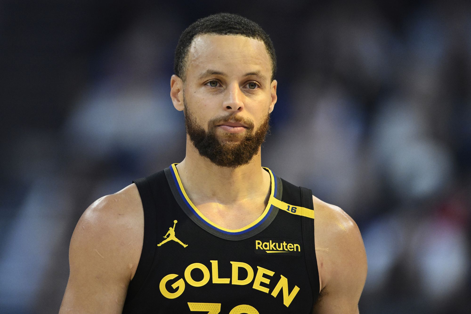 Curry marcou 25 pontos e 5 arremessos de três pontos 346 vezes. Nenhum outro jogador chegou aos 200 jogos.