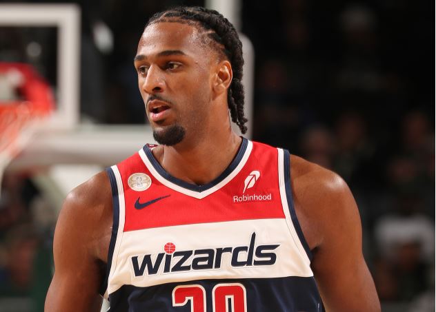 Tente o seu melhor! Sarr marcou 25 pontos em 10 de 15 arremessos e pegou 11 rebotes.