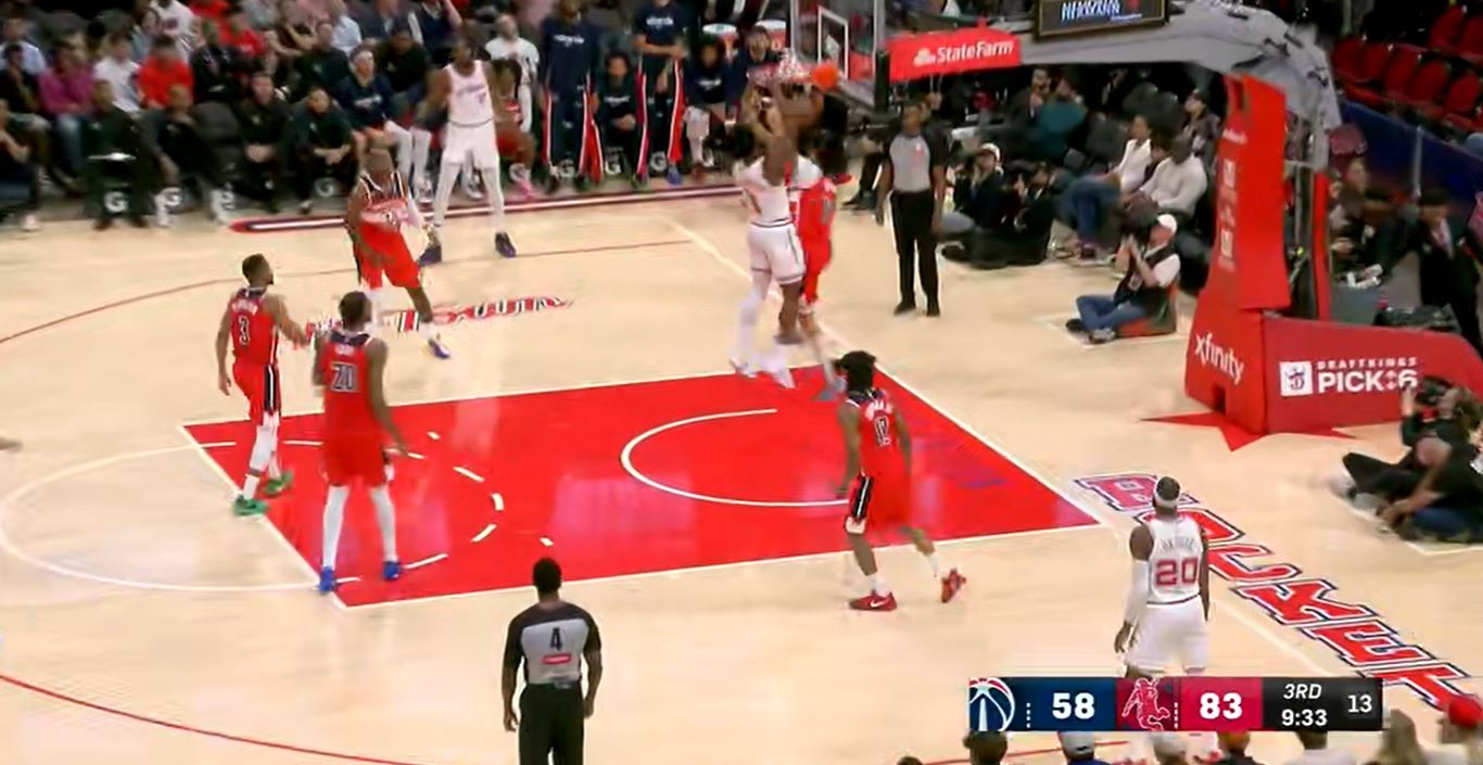 Sarr marcou 10 pontos e pegou 5 rebotes em um único quarto. Os Wizards venceram por 11 pontos em um único quarto para manter o suspense.