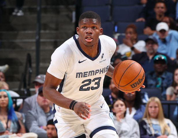 Acerte o mural de novos membros da equipe! Coward, a 11ª escolha geral, marcou apenas 12 pontos em 3 de 12 arremessos e 1 de 6 arremessos de três pontos.