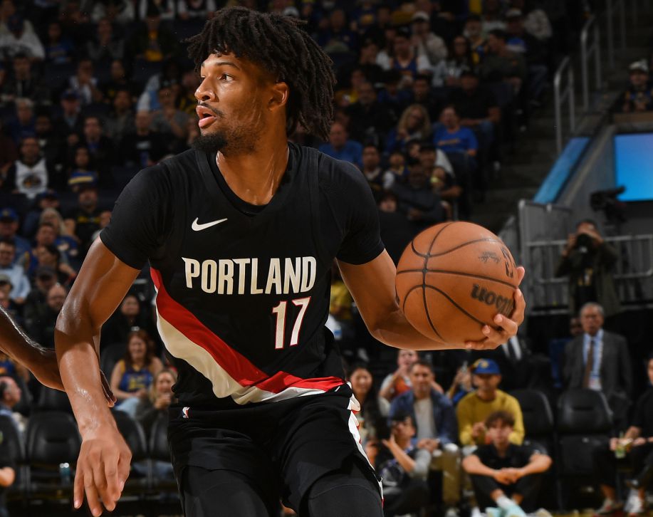 Sharp estourou no segundo quarto e marcou 20 pontos no primeiro tempo, aliando-se a Avdija para levar o time a vencer o placar.