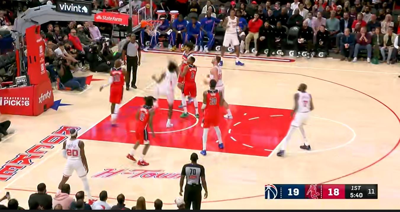 O estado competitivo é bom! Durant marcou 16 pontos em 5 de 8 arremessos no primeiro quarto e ajudou o Rockets a assumir a liderança com 11 pontos