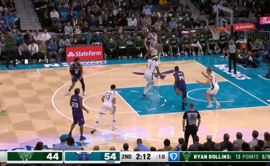 Turner e Rollins combinaram 32 pontos no intervalo e os outros três titulares combinaram 3 de 13