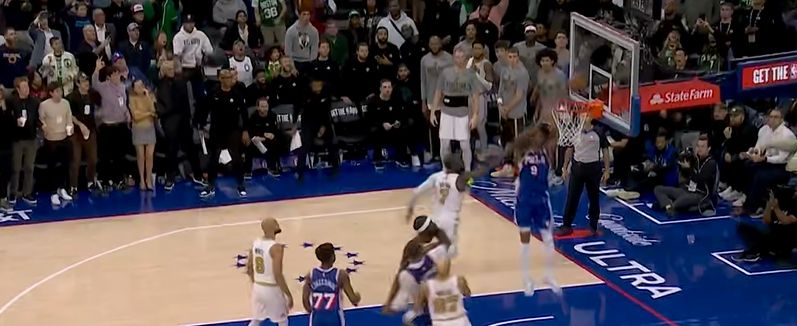 Edwards errou o chute aberto e Oubre ficou desprotegido sob a cesta e completou a bandeja seguinte para o chute final.