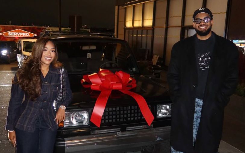 A namorada de Towns encontrou o carro velho que sua mãe dirigia há 30 anos como presente de aniversário de 30 anos para Towns