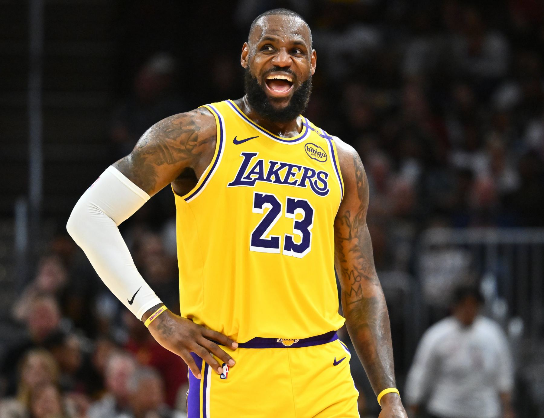 Reeves: James deve estar em casa bebendo vinho e assistindo ao jogo, pensando em como nos ajudar