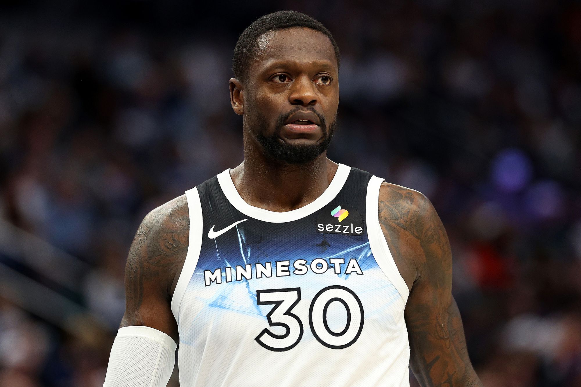 Edwards fez 1 de 8 no intervalo, e Reed e Randle combinaram para marcar 33 pontos para liderar o time.