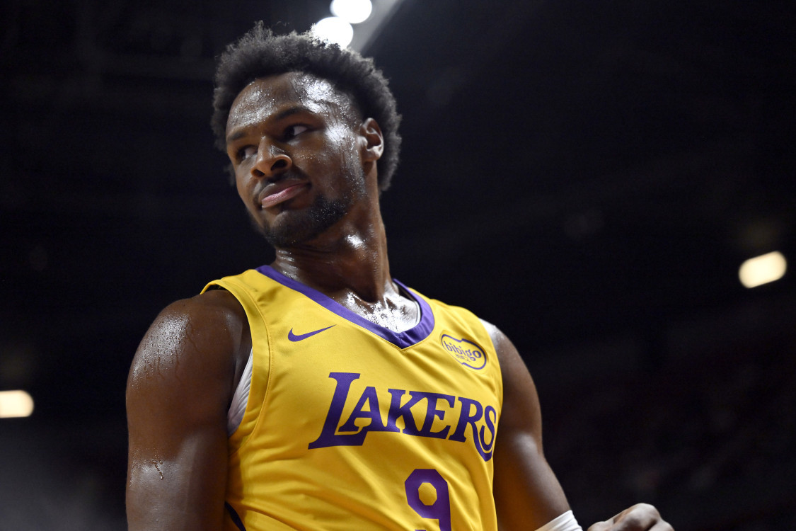 Você tem alguma experiência em caçar veados? Bronny marcou 17 pontos e 5 assistências contra o Bucks da última vez, estabelecendo um recorde na carreira.