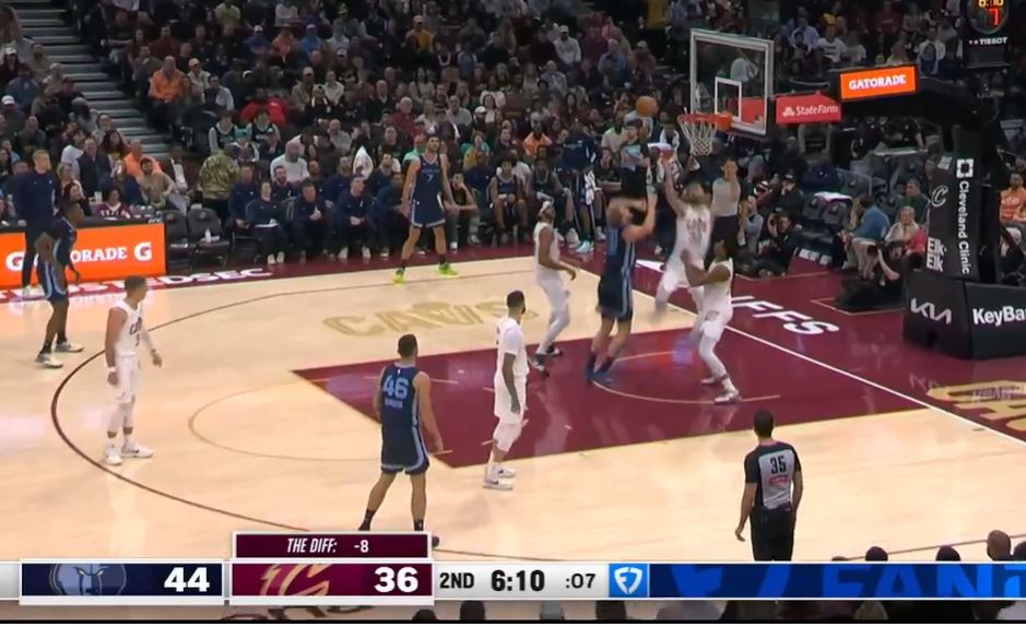 Três Cavaliers marcaram dois dígitos no intervalo, Allen marcou 10 pontos, 5 rebotes e ainda seguiu a movimentação com 7 pontos