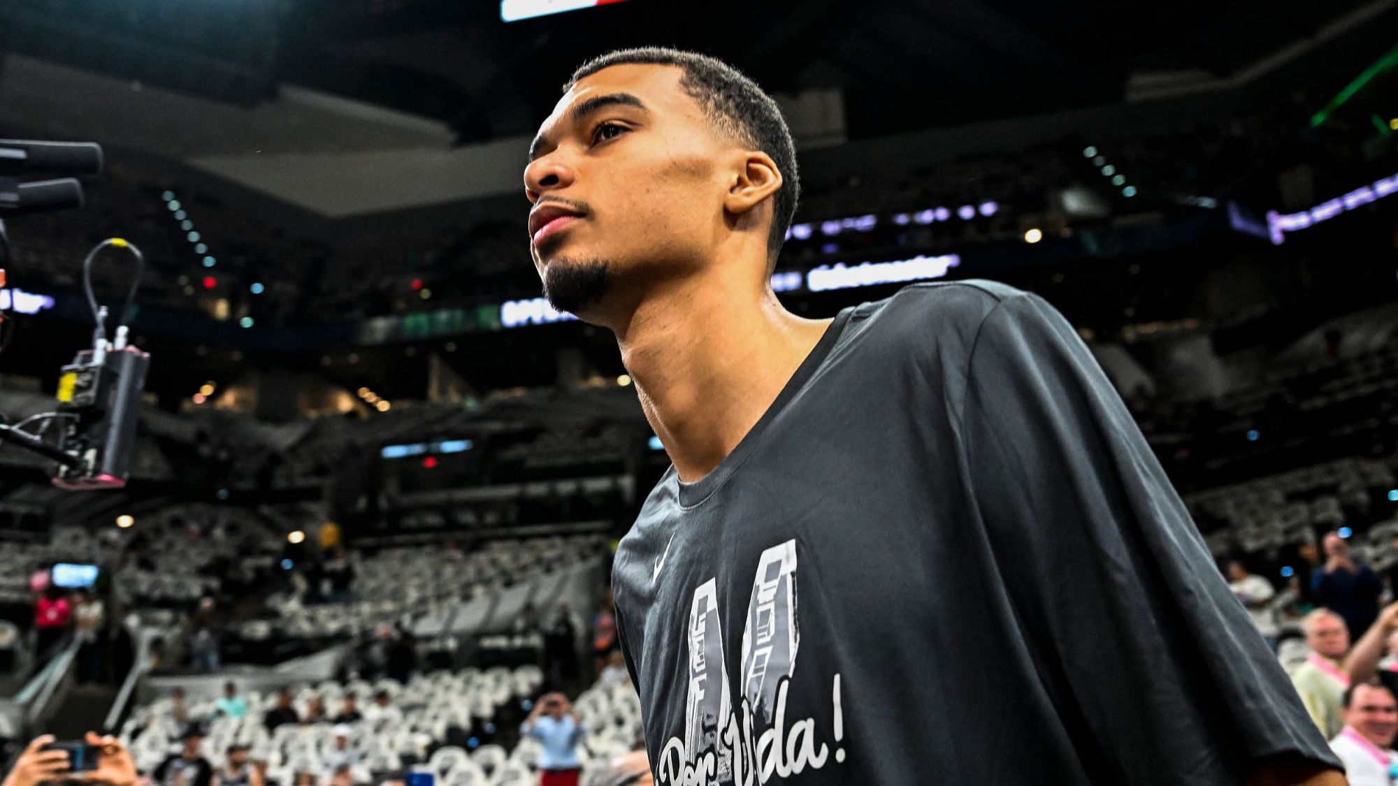 Wenbanyama marcou 10 pontos e pegou 1 rebote no intervalo, estabelecendo um novo recorde de rebotes na primeira metade da temporada.