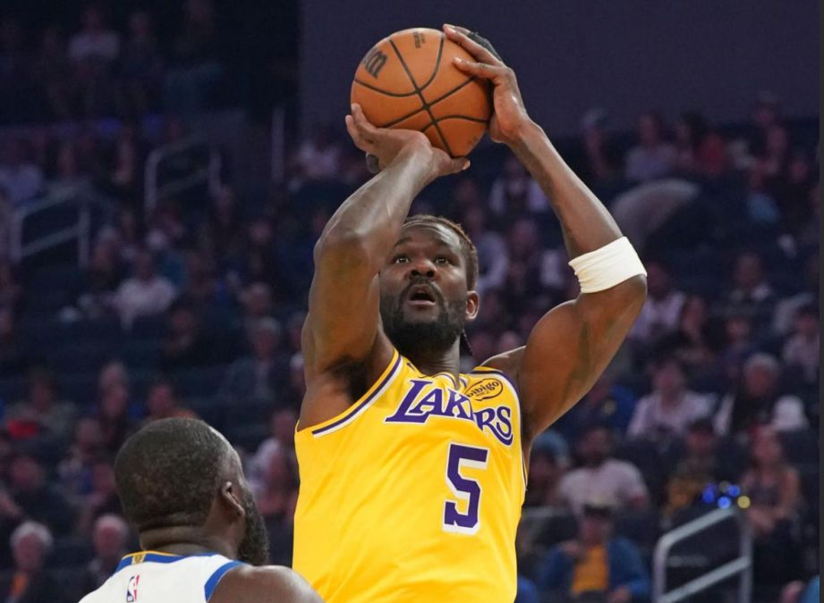 Que contraste! Ayton acertou 10 de 11 arremessos e marcou 20+16, Smart acertou 1 de 10 arremessos de fora.